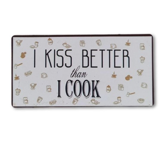 I kiss better than I cook (magnetisk) skilt. Flot køleskabsmagnet til hjemmet