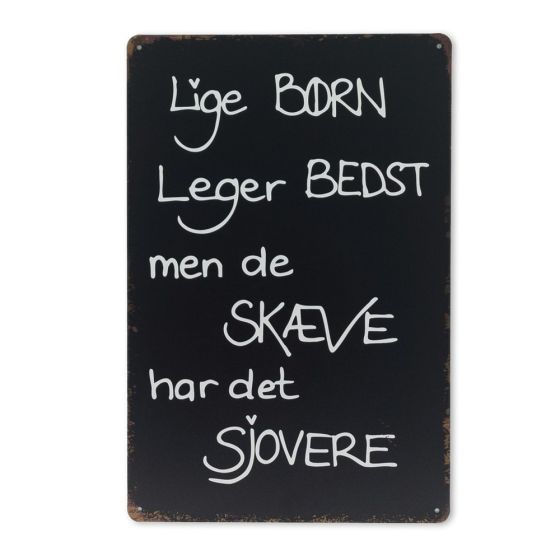 Lige børn leger bedst - de skæve har det sjovere skilt. Flot blikskilt til hjemmet