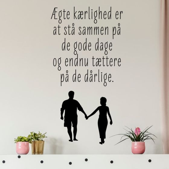 Ægte kærlighed er at stå sammen wall sticker. Flot vægklistermærke til hjemmet.