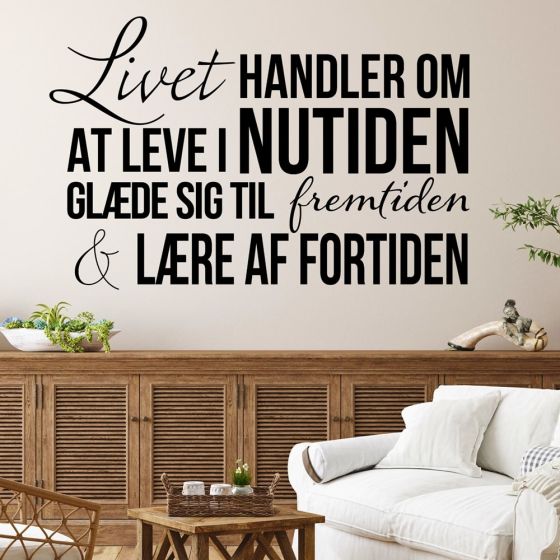 Livet handler om at leve i nutiden wall sticker. Flot vægklistermærke til hjemmet.
