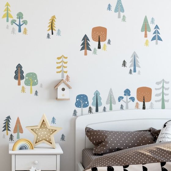Små træ wall sticker. Flot vægklistermærke i pastel farver til baby eller barne værelset.