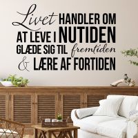 Livet handler om at leve i nutiden wall sticker. Flot vægklistermærke til hjemmet.