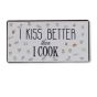 I kiss better than I cook (magnetisk) skilt. Flot køleskabsmagnet til hjemmet